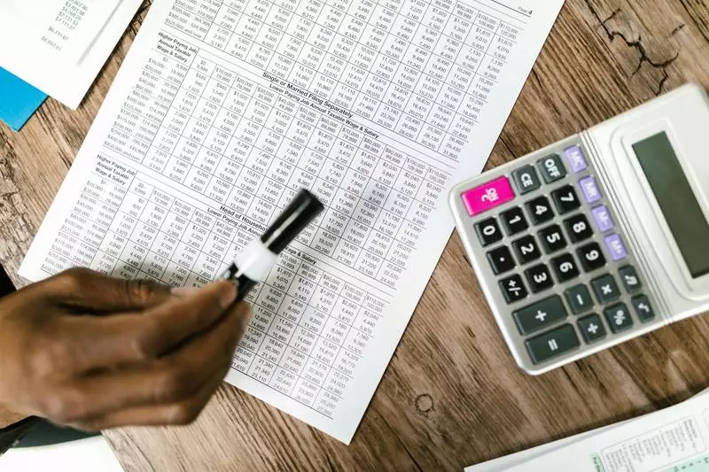 Une calculatrice et un papier avec beaucoup de chiffres.