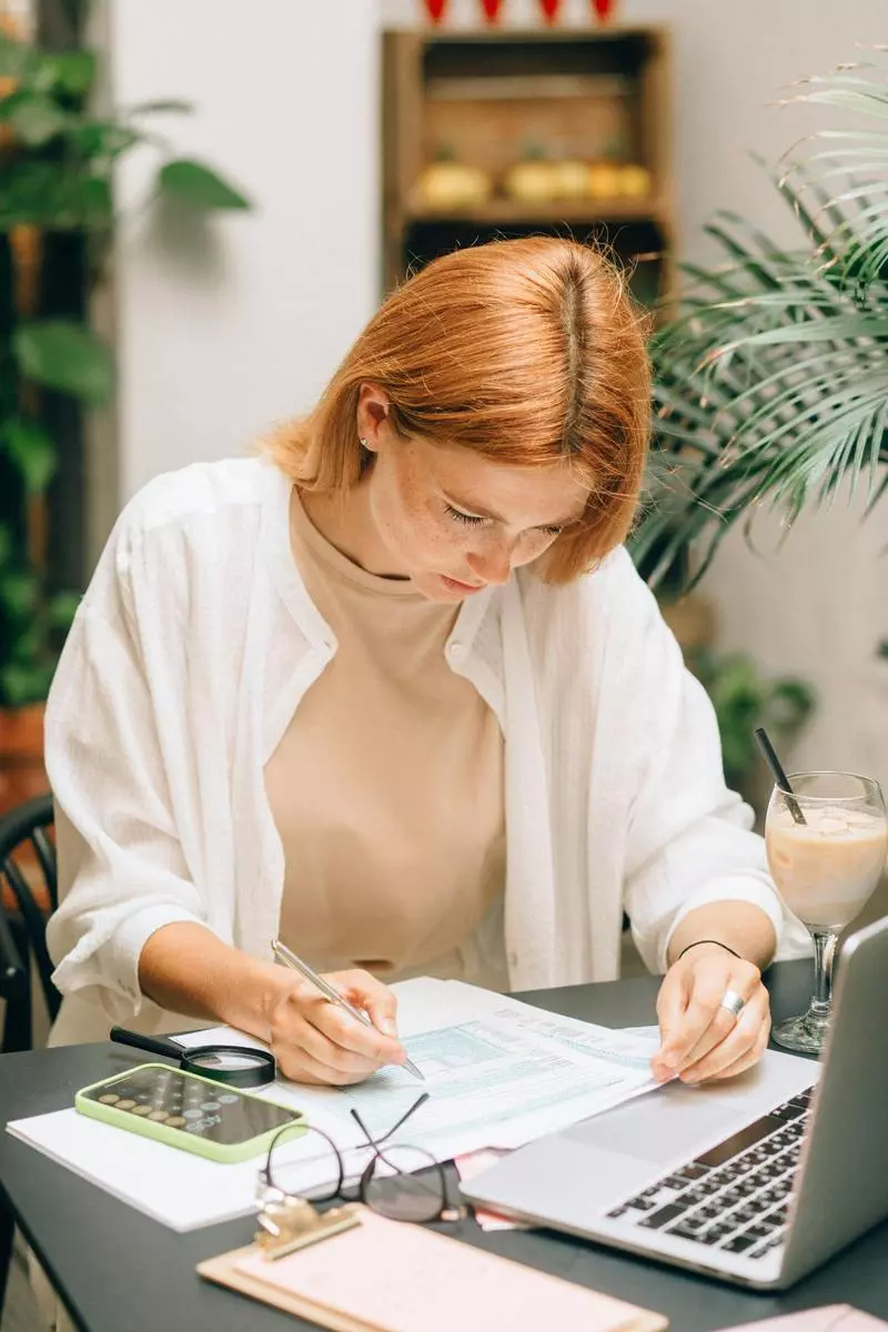 Une femme travaillant sur des papiers.